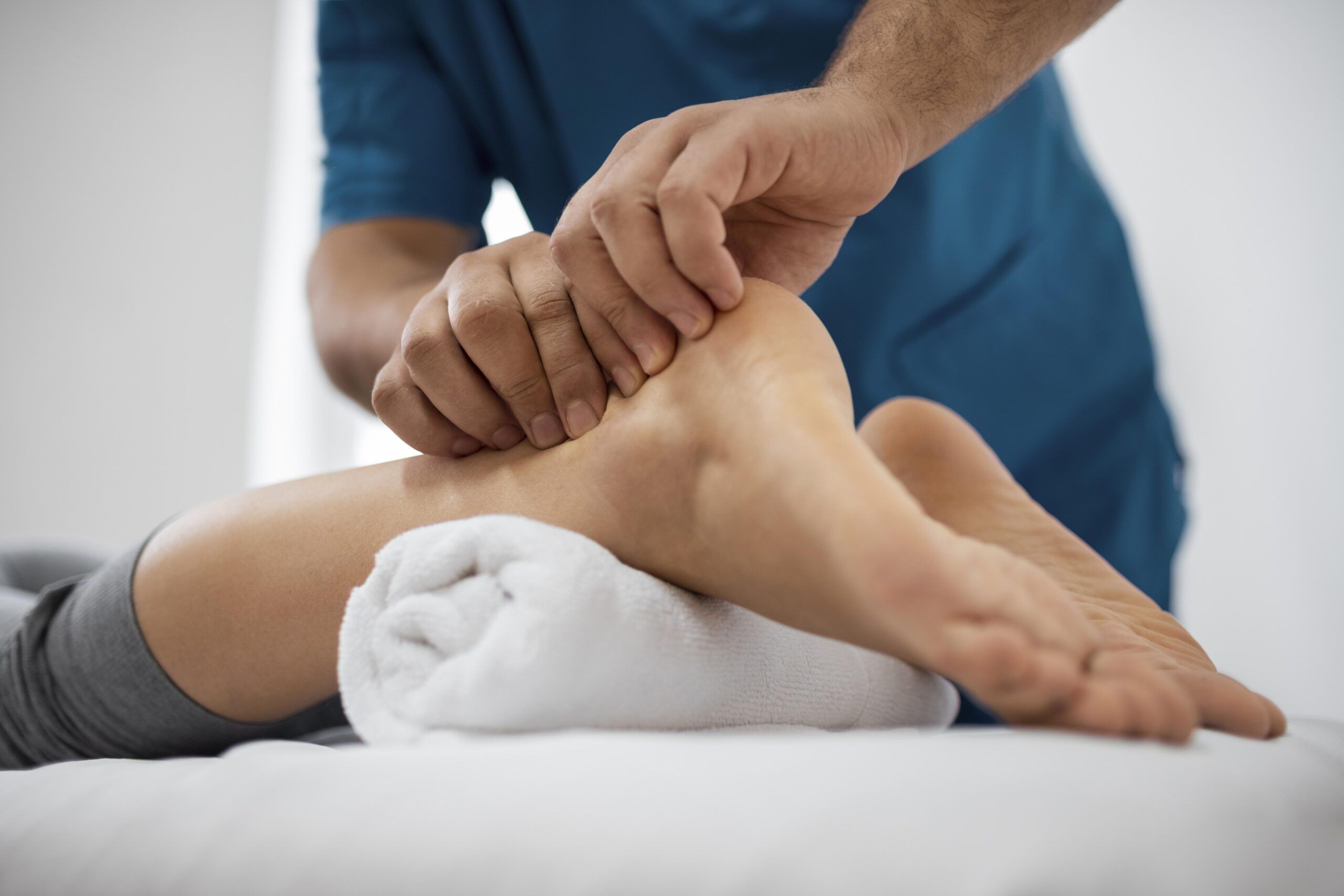 paciente de osteopatia recibiendo masaje de tratamiento