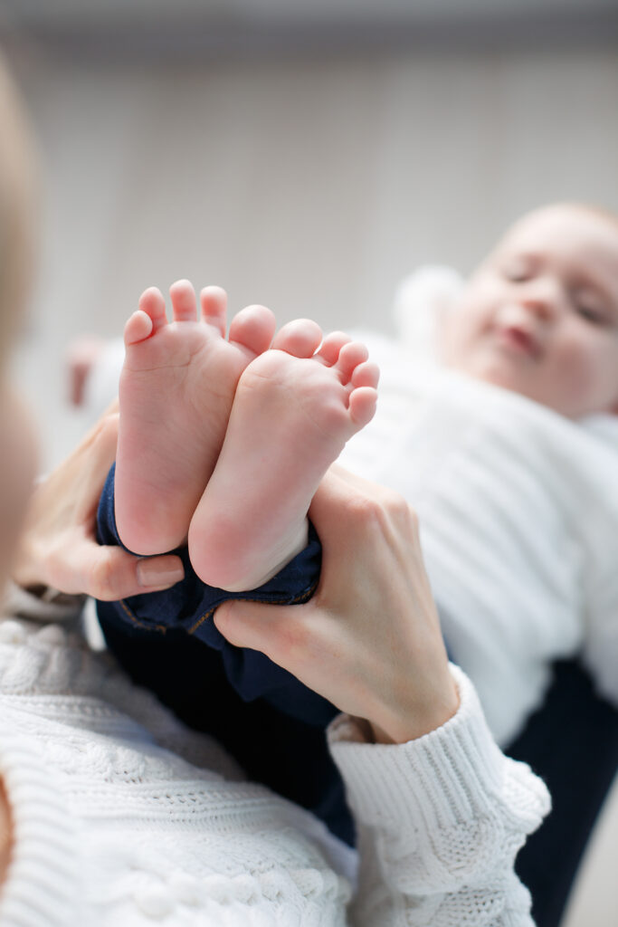 primer plano de los pies y las manos del bebe