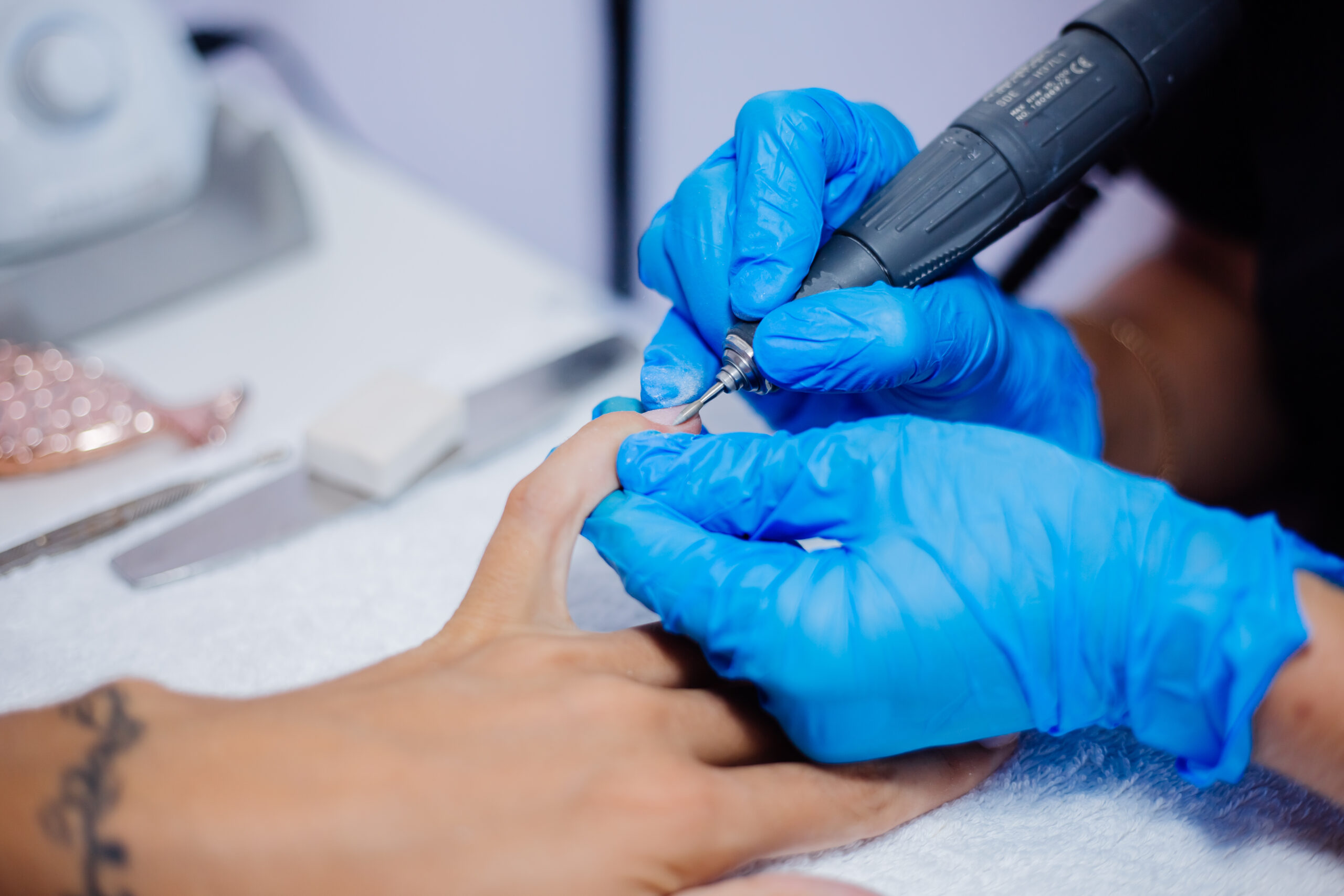 proceso de fabricacion de tratamiento de unas de manos femeninas hermosas taladro de lima de unas profesional en accion concepto de cuidado de la belleza y las manos