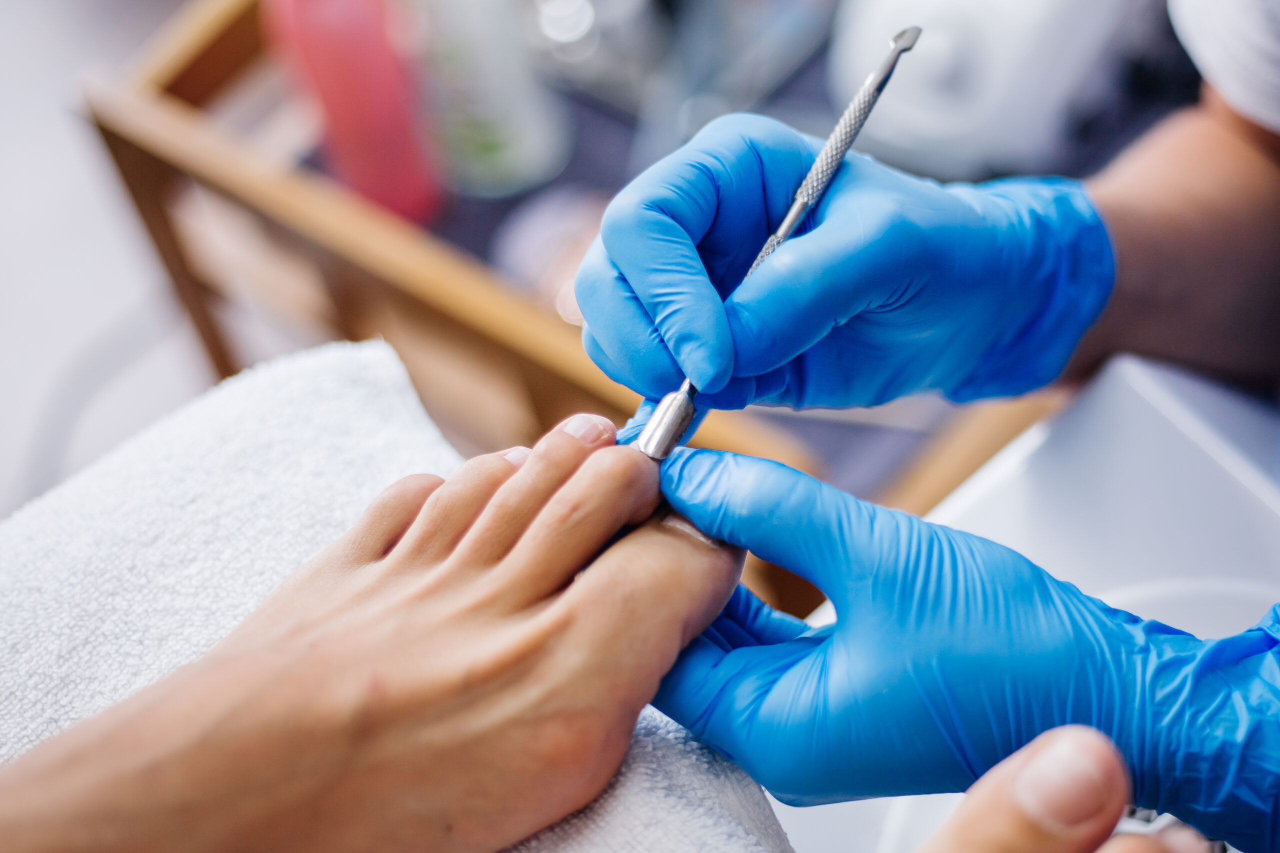 proceso de pedicura pedicura de salon en casa tratamiento de cuidado de los pies y unas el proceso de pedicura profesional maestro en guantes azules hace pedicura